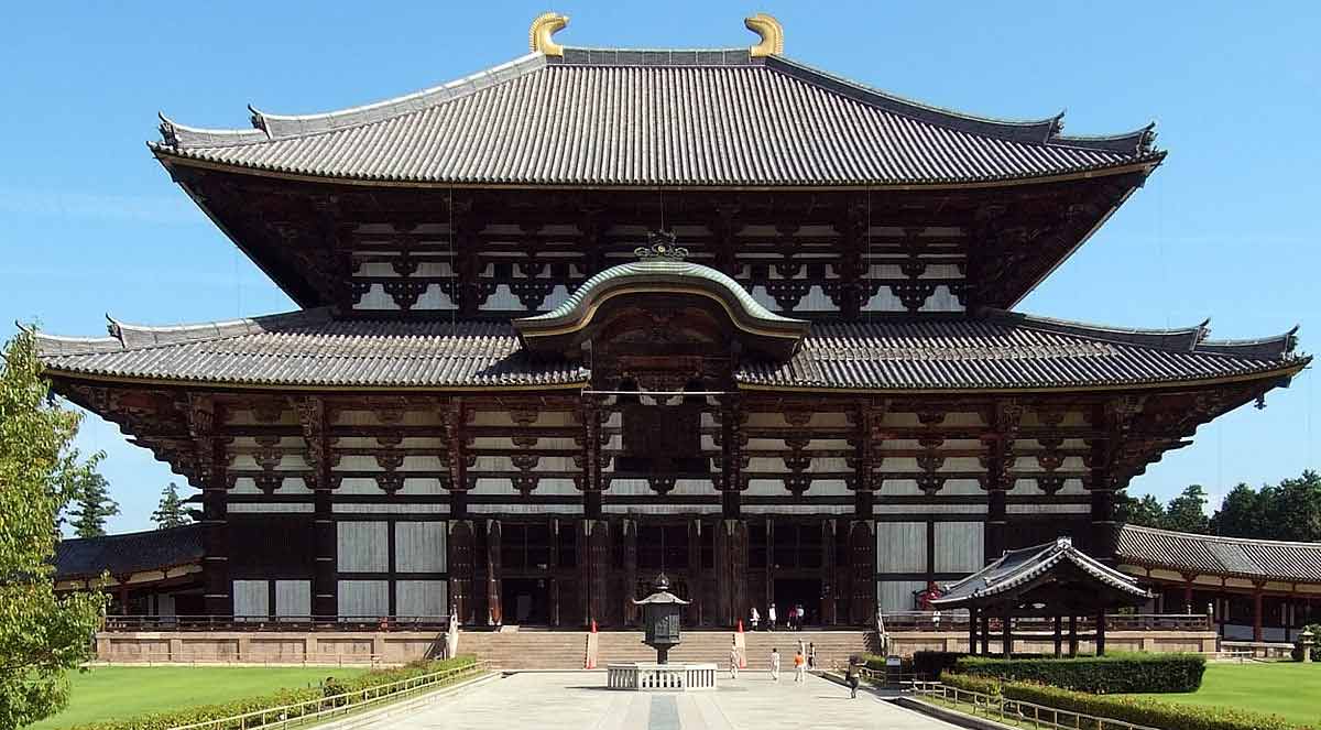 Le Tōdai-Ji (source : https://commons.wikimedia.org/wiki/File:Toshodaiji_Nara_Nara_pref01s5s4290.jpg )